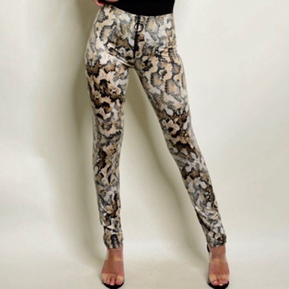 🖤 Snake Print Pants!